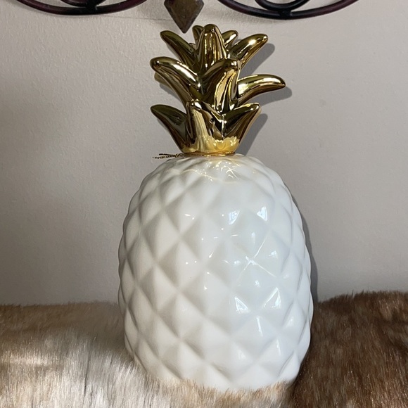 Hazel & Co. White and Gold Crown Ceramic Pineapple Figurine Decor - Picture 9 of 16